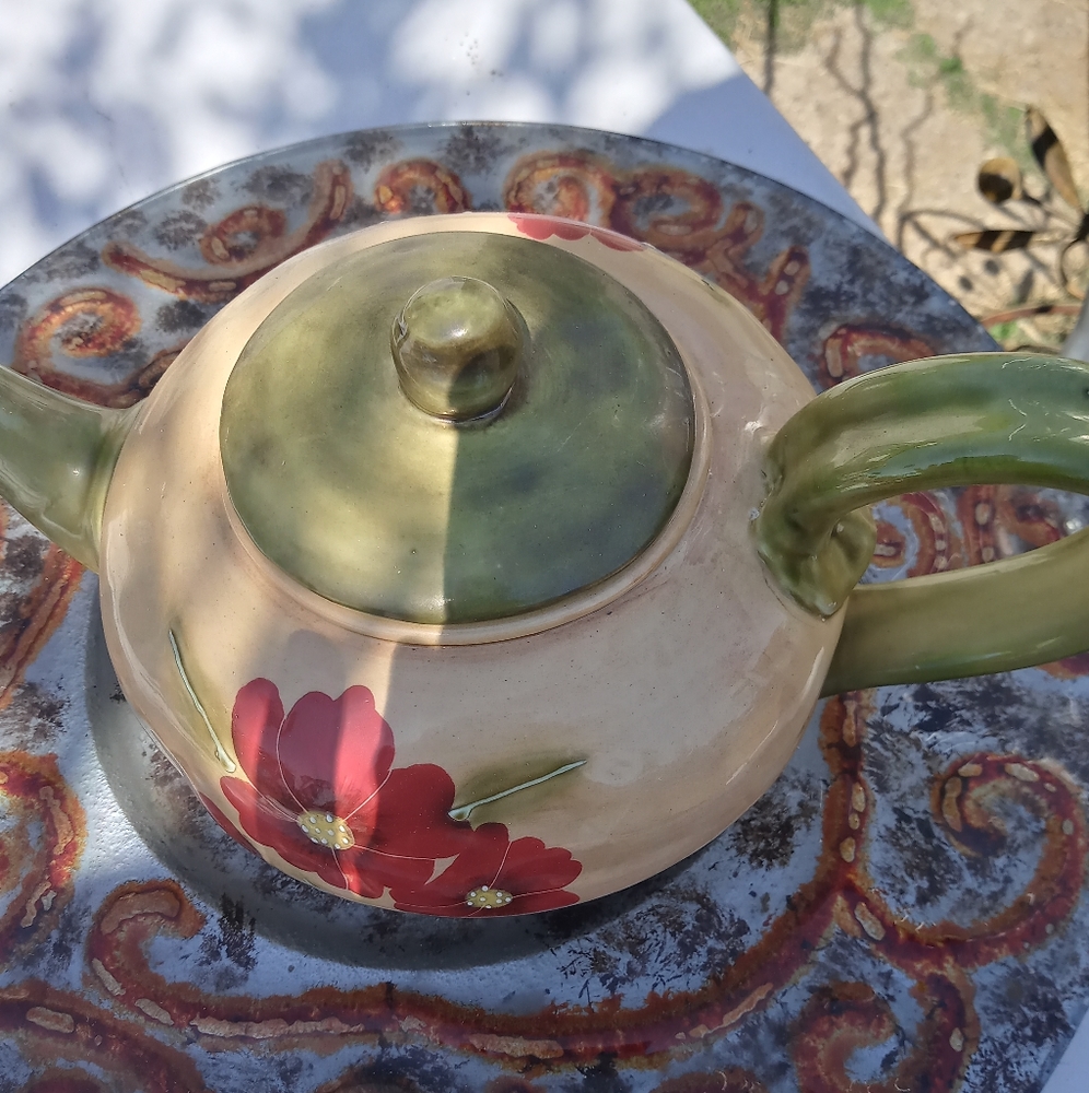 Decorative tea pot